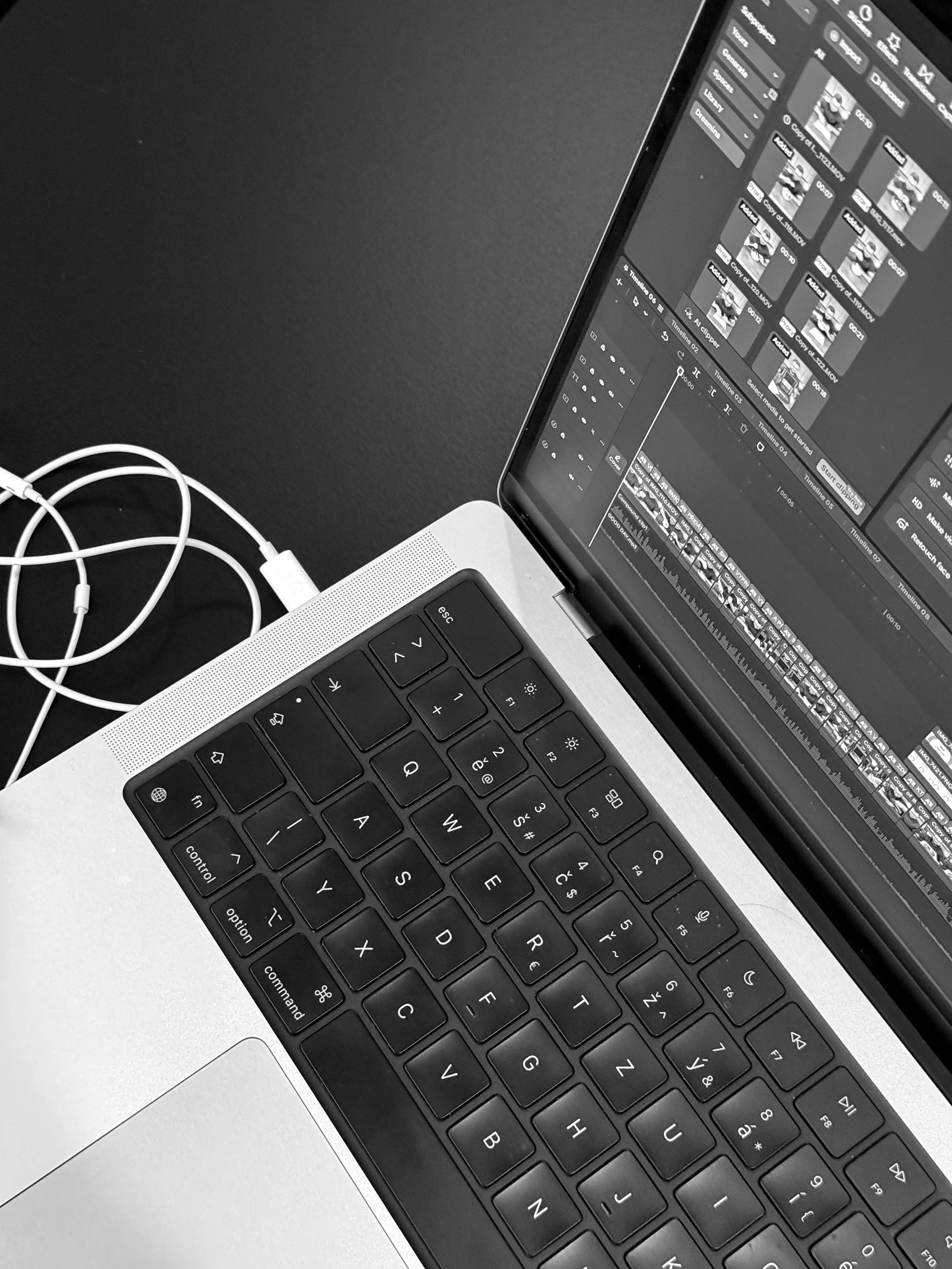 Notebook se střihovou časovou osou, černobílá fotografie
